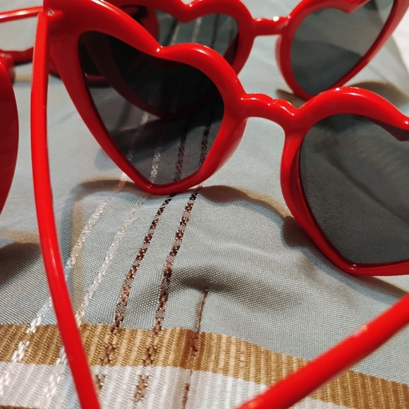 🔥2PK New Big Flawless Burning Red Heart Cat Eye Sunglasses - Picture 4 of 5
